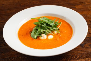 Karidesli domates kremalı çorba.