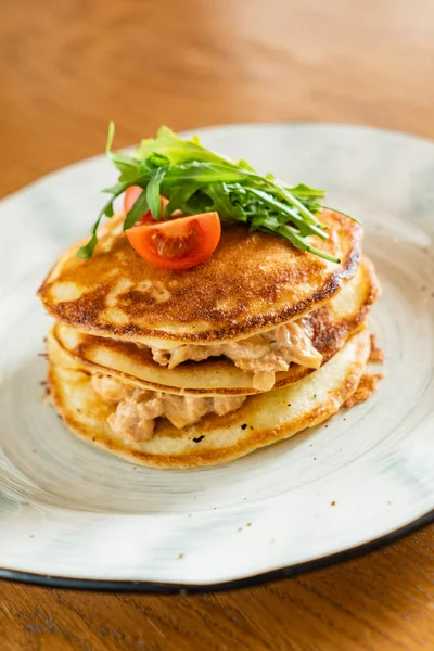 Tavuk Salata Ile Patates Pancakes — Stok fotoğraf