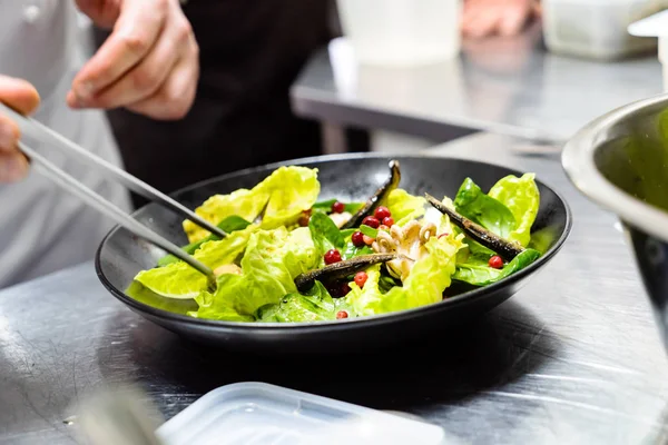 Šéfkuchař Dělá Restauraci Salát — Stock fotografie