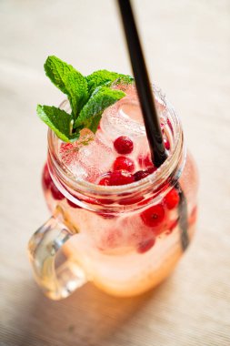 Çilek ve buz küpleri ile pembe ev yapımı limonata