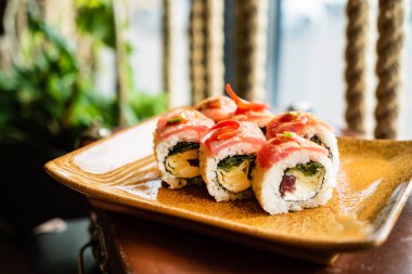 ton balığı ve avokado ile suşi