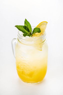 Beyaz arka planda yaz limonatası