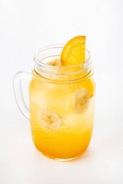 Beyaz arka planda yaz limonatası