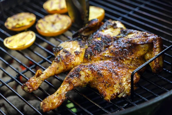 Gegrilltes Hühnchen Auf Dem Grill — Stockfoto