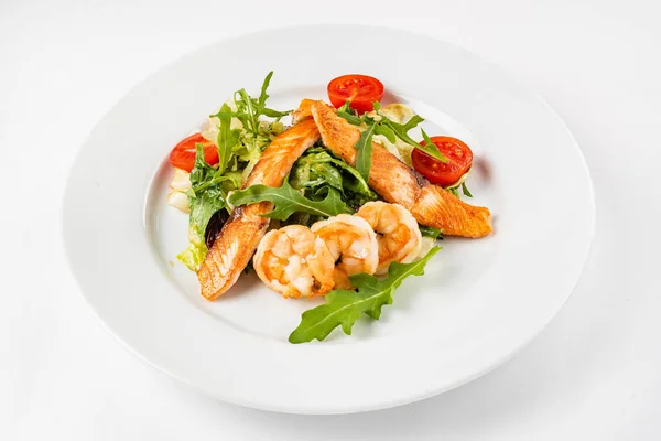 Salat Mit Garnelen Auf Weißem Hintergrund — Stockfoto