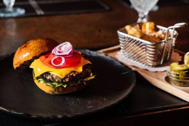 Hamburger ve fırında patates.