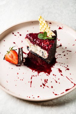 Çilek soslu cheesecake