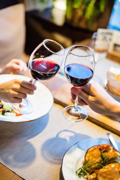 Mann Und Frau Trinken Rotwein Restaurant — Stockfoto