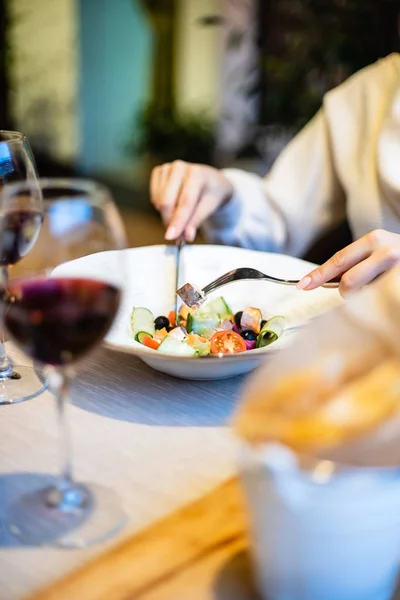 Frau Isst Grünen Gesunden Griechischen Salat — Stockfoto