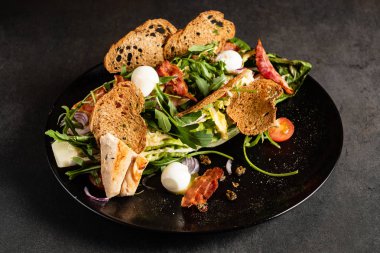 Siyah tabakta sezar salatası