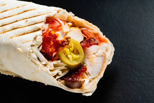 Fajita Wrap Sandwich Auf Dem Schwarzen Hintergrund — Stockfoto