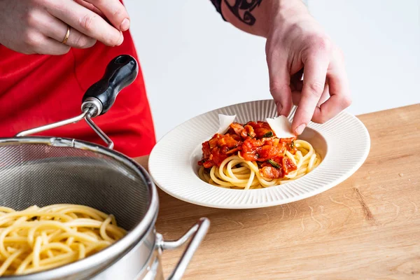 Man Cooking Spaghetti Tomato Sauce — Stock Photo, Image
