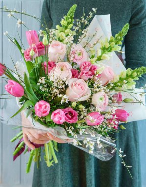 Ellerinde güzel bir buket