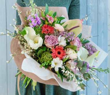 Ellerinde güzel bir buket