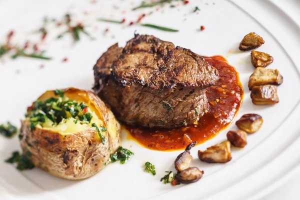 Steak Mit Bratkartoffeln — Stockfoto