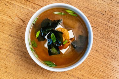 Seramik kasede Japon miso çorbası