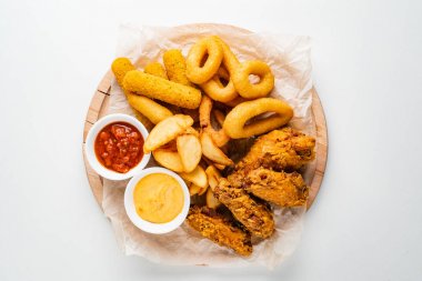 Baharatlı tavuk kanadı, kalamar halkaları, patates soğan halkaları, Peynirli cips, patates tava, bira plakalı.