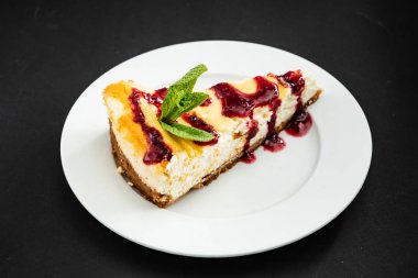 Çilek soslu cheesecake