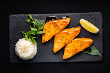 pilavlı somon steak