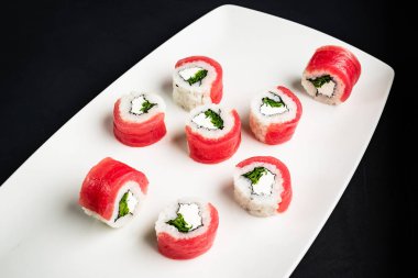 Beyaz plaka üzerinde ton balığı ile suşi