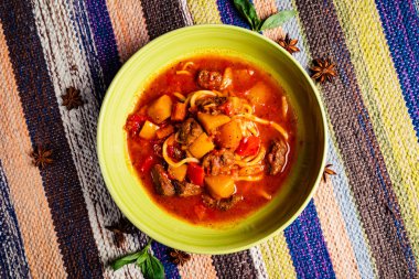 Biftek yahnisi (ya da çorba) ve baharatlı kırmızı biber çorbası.