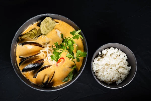 Sopa Mariscos Arroz Sobre Fondo Negro — Foto de Stock