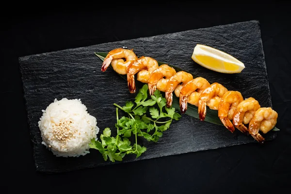 Gegrilde Garnalen Spiesjes Zeevruchten Gambas Garnalen Spiesjes Met Kruiden Knoflook — Stockfoto