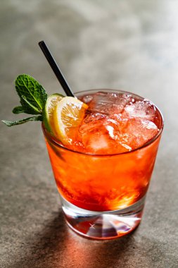 Barda alkollü bir kokteyl var.