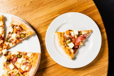 lezzetli İtalyan pizza tablo