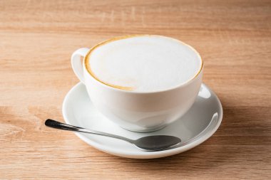 Bir bardak kapuçino, yakın çekim.