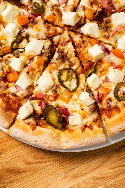 Smakelijke Italiaanse Pizza Tafel — Stockfoto