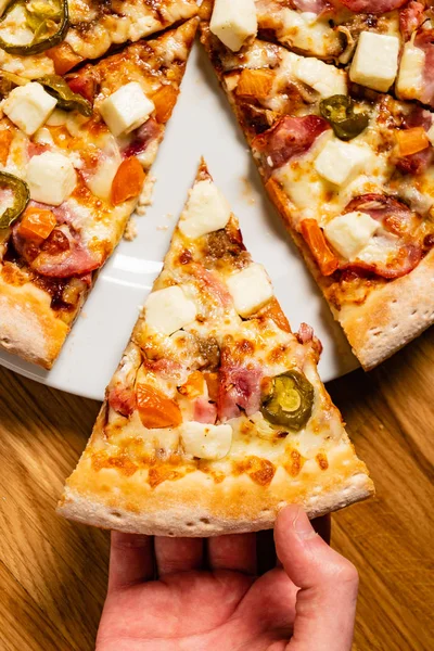 Leckere Italienische Pizza Auf Dem Tisch — Stockfoto