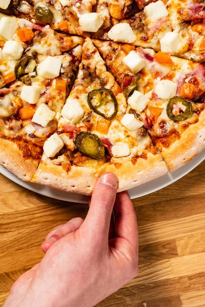 Leckere Italienische Pizza Auf Dem Tisch — Stockfoto