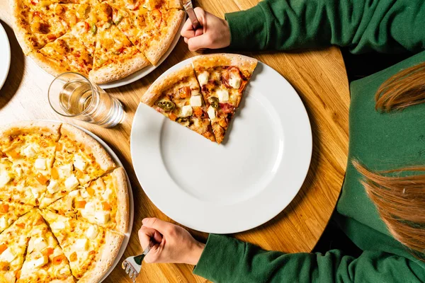 Mujer Comiendo Pizza Café — Foto de Stock