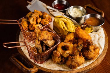 bira tabakası ahşap arka planda