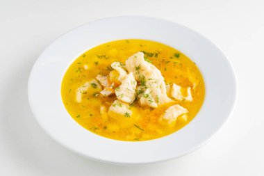 Beyaz arka planda balık çorbası