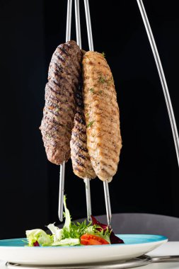 Çubukta şiş kebap.