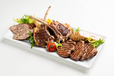 Beyaz tabakta meze