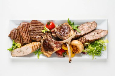 Beyaz tabakta meze