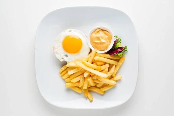 卵とフライドポテト付きカツ — ストック写真