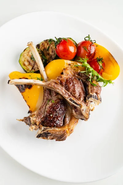 Modern Fransız mutfağı: Kızarmış kuzu budu ve havuç, sarı köri ve kuzu sosuyla servis edilir. 