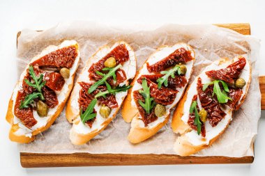 Bruschetta domates, krem peynir ve roka ile