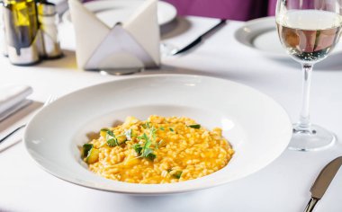kabaklı risotto restoranda.