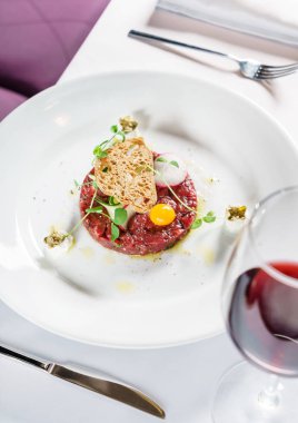 Yumurtalı etli tartar.