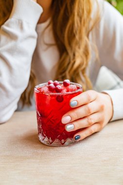 Yaban mersini içen kadın.