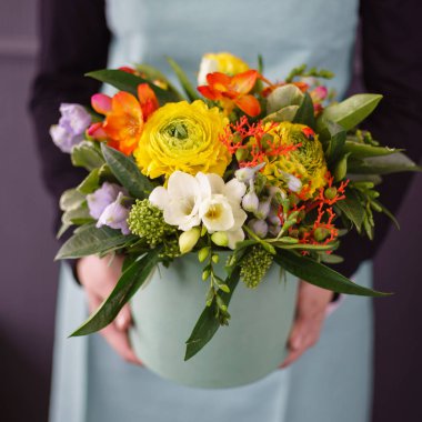 Ellerinde güzel bir buket