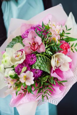 Ellerinde güzel bir buket