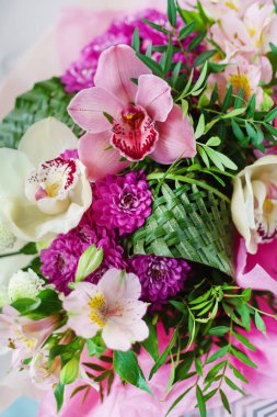 Ellerinde güzel bir buket