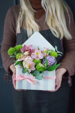 Ellerinde güzel bir buket