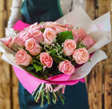 Ellerinde güzel bir buket